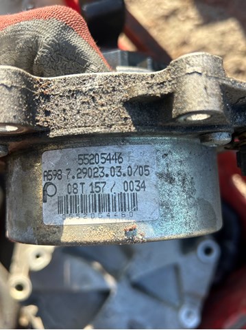 Вакуумный насос 55205446 GM