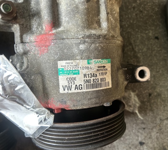 Компрессор климатической установки 5N0820803 VAG