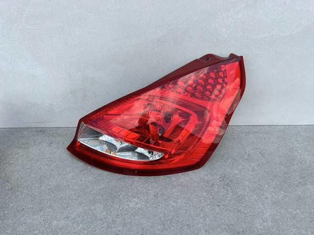 Задняя правая фара 8A6113404A FORD