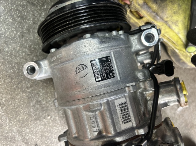 Компрессор хладагента A0008301301 MERCEDES