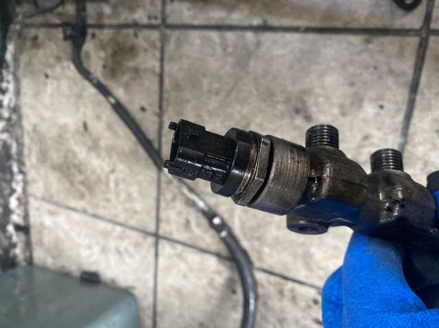 Датчик давления топлива 0281002915 BOSCH