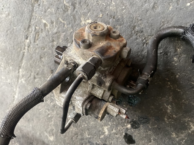 Насос топливный высокого давления (ТНВД) 221000R010 TOYOTA