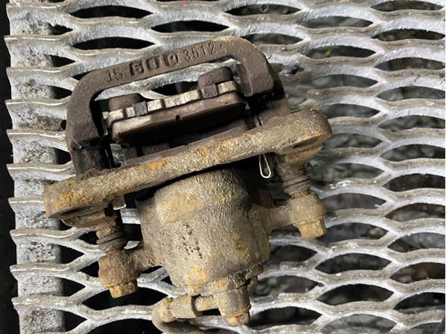 Суппорт тормозной задний правый 440018H300 NISSAN
