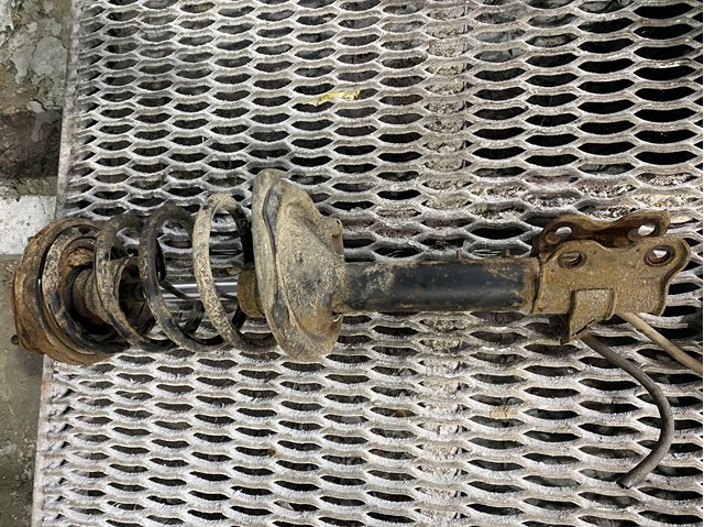 Передний правый амортизатор 54302EQ025 NISSAN