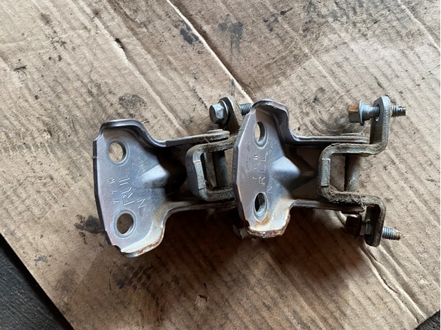 Петля задней левой двери 61520FA010 SUBARU