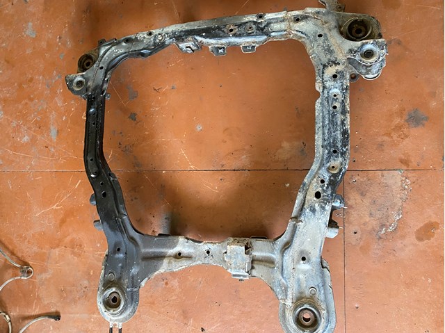 Поперечина передней подвески 624052E010 HYUNDAI