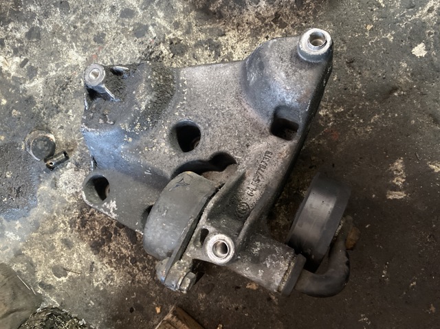 Кронштейн компрессора кондиционера 64557787319 BMW