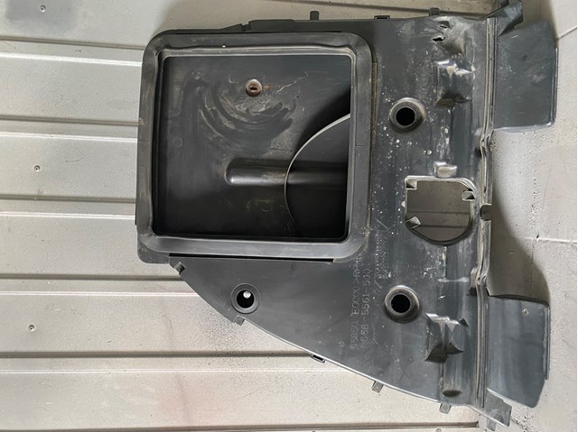 Карман воздухозаборника капота, правый 65850EQ000 NISSAN