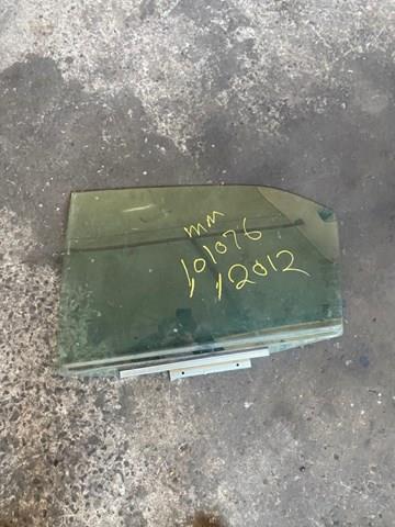 Стекло двери задней левой 6810406170 TOYOTA
