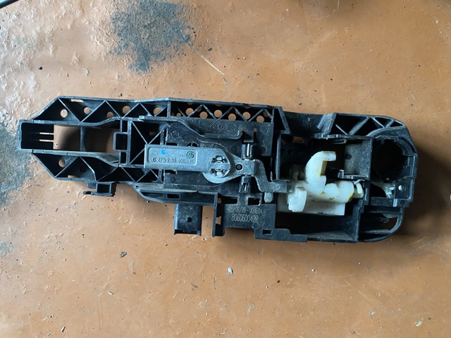 Держатель наружной ручки двери, передней правой 806060042R RENAULT