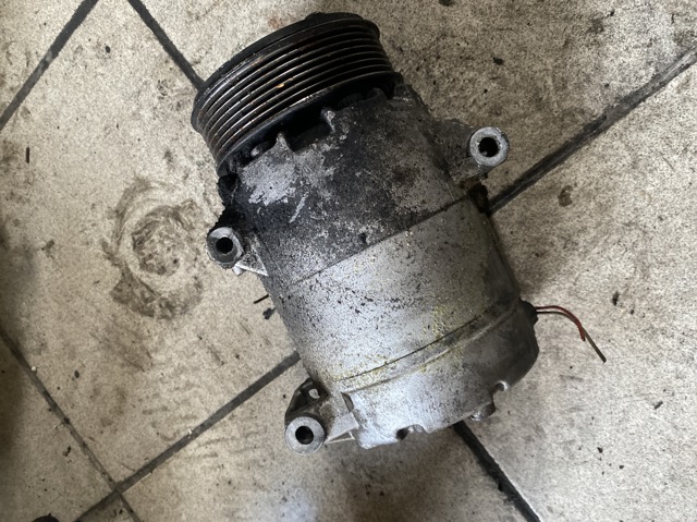 Компрессор климатической установки 8200067915 RENAULT
