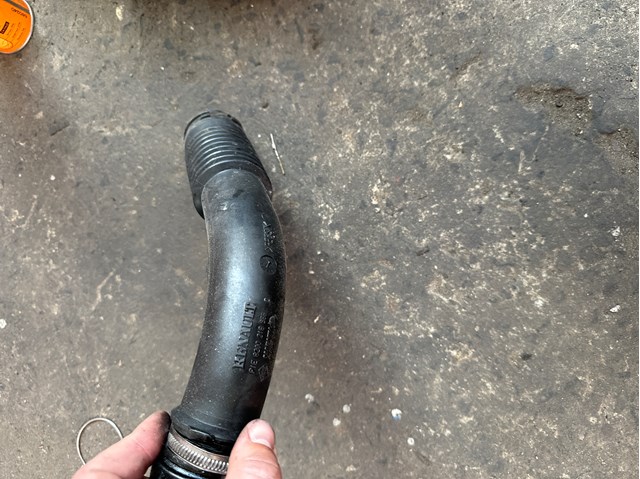 Патрубок воздушный, вход в турбину (наддув) 8200218988 RENAULT