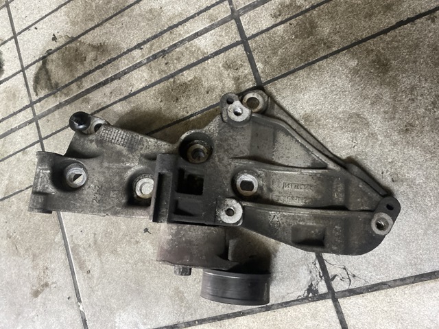 Кронштейн генератора 8200327134 RENAULT