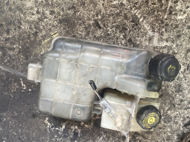 Бачок системы охлаждения двигателя расширительный 8200339746 RENAULT