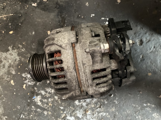 Автомобильный генератор 8200660033 RENAULT