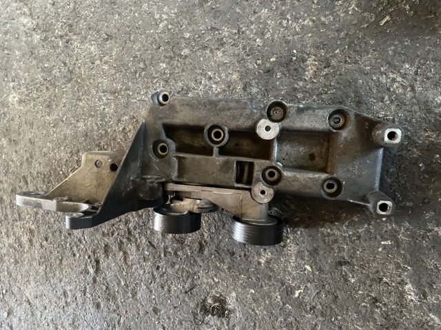 Кронштейн генератора натяжной 8642196 VOLVO