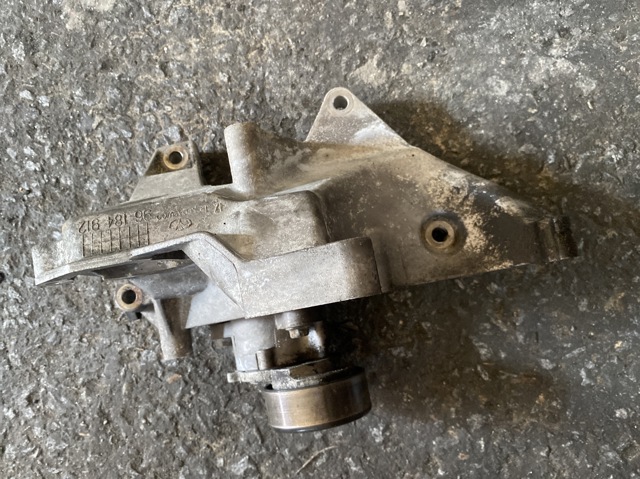 Кронштейн компрессора кондиционера 96184912 GM