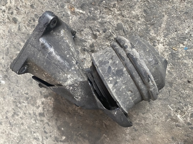 Кронштейн подушки (опоры) двигателя, правой A6042230004 MERCEDES