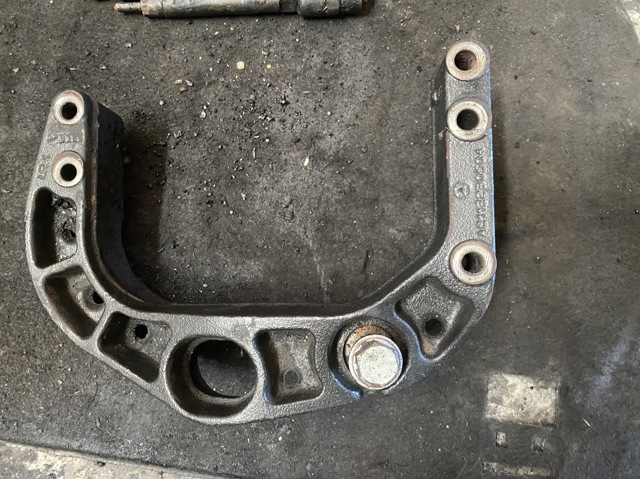Крепление коробки передач A6112230504 MERCEDES