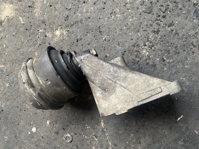 Кронштейн подушки (опоры) двигателя, левой A6112230604 MERCEDES