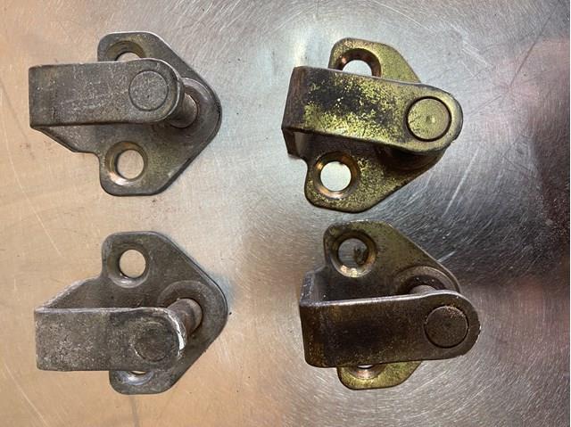 Петля-зацеп (ответная часть) замка двери передней A9017200431 MERCEDES