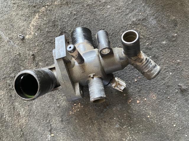 Корпус термостата в сборе BK3Q8A586AB FORD