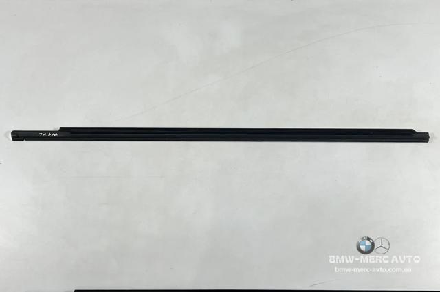 Уплотнитель стекла передней левой двери, внешний (планка) A1667250165 MERCEDES