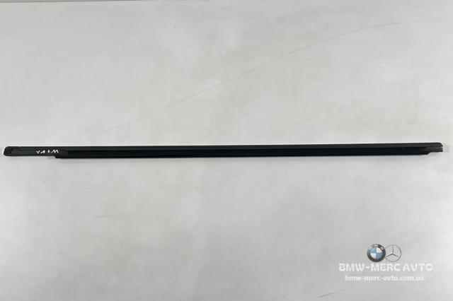 Уплотнитель стекла двери передней правой внешний (планка) A1667250265 MERCEDES