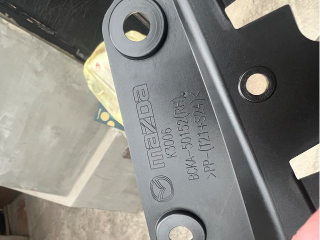 MAZDA BCKA50152B Кронштейн бампера переднего правый в наличии Киев