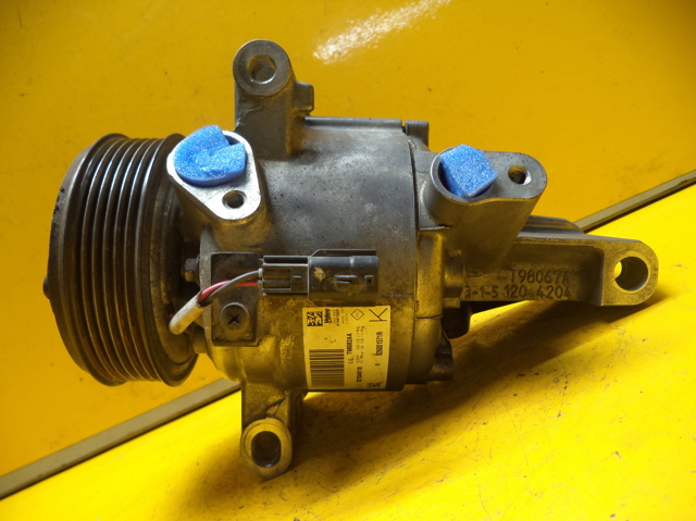 Компрессор климатической установки 926001571R RENAULT