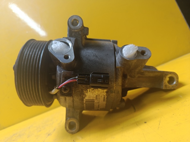 Насос кондиционера 926005689R RENAULT