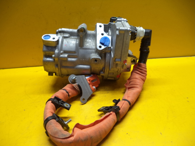 Компрессор кондиционера 926008231R RENAULT