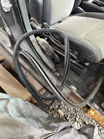 Прокладка двери передней, правой (на кузове) 5076862AD CHRYSLER