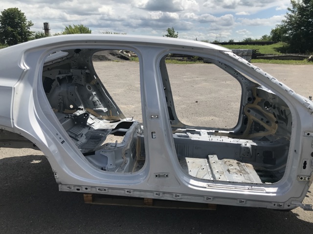 VOLVO 32234142 Порог внешний правый в наличии Павлоград