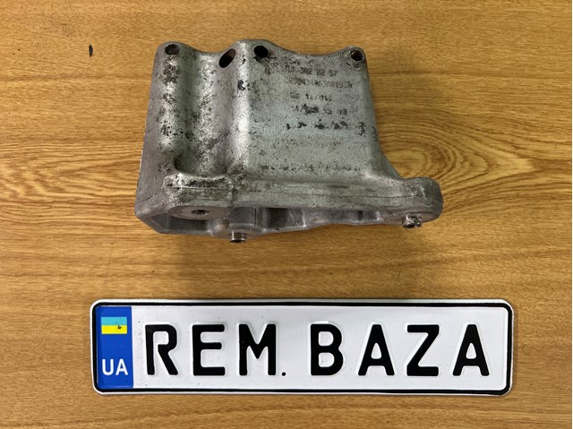 Кронштейн подушки (опоры) двигателя, правой 11128511299 BMW