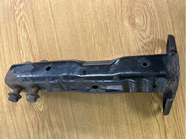 Кронштейн усилителя переднего бампера 31106772231 BMW