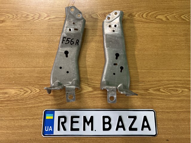 Кронштейн усилителя переднего бампера 51117301585 BMW