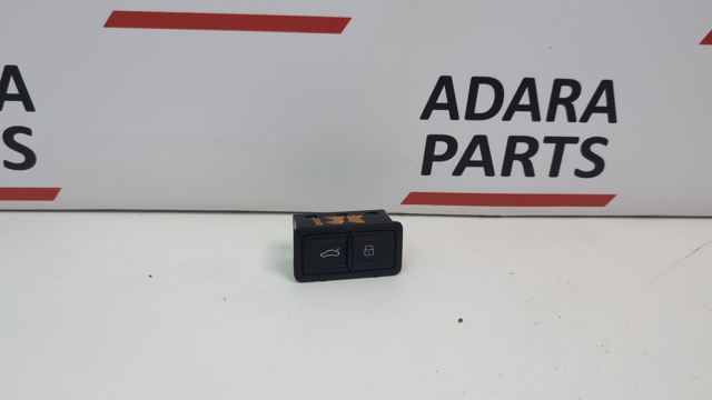 Кнопка привода замка задней 3/5 двери (ляды) 4G0959831D5PR VAG