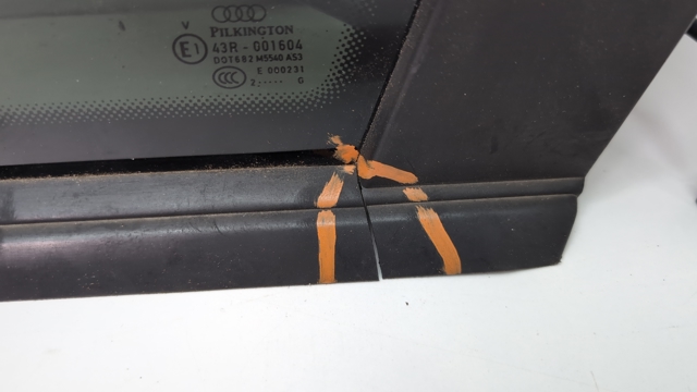 Стукло багажника, правое 4L0845300SNVB VAG