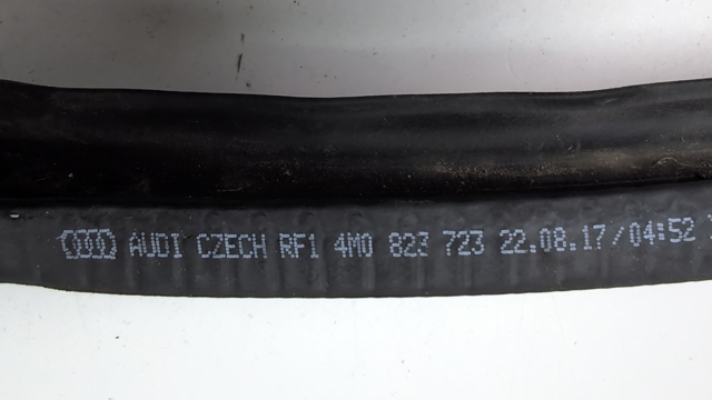 Резинка под капот 4M0823723 VAG