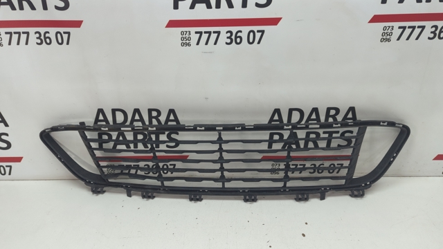 Решетка бампера переднего центральная 51117354773 BMW