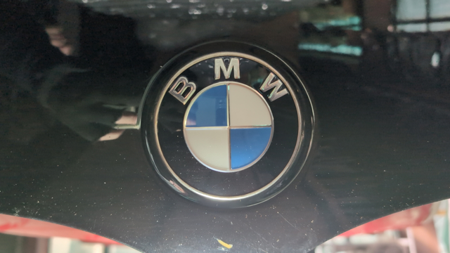 Фирменный значек капота 51147463684 BMW