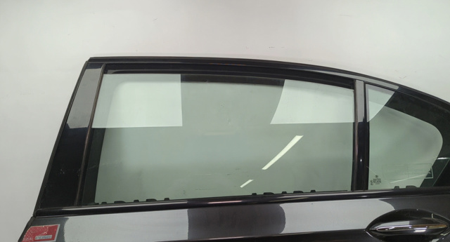 Стекло задней двери, левой 51357182093 BMW