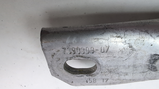 Распорка передних стоек подвески правая 51617390309 BMW