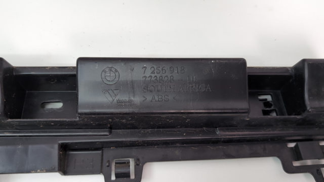 BMW 51777256918 Кронштейн наружной накладки порога правой в наличии Николаев