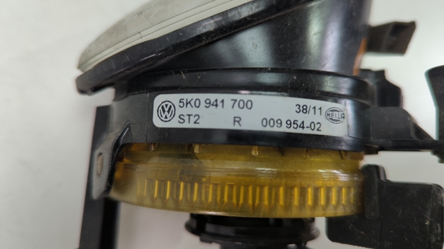 Противотуманка правая 5K0941700F VAG