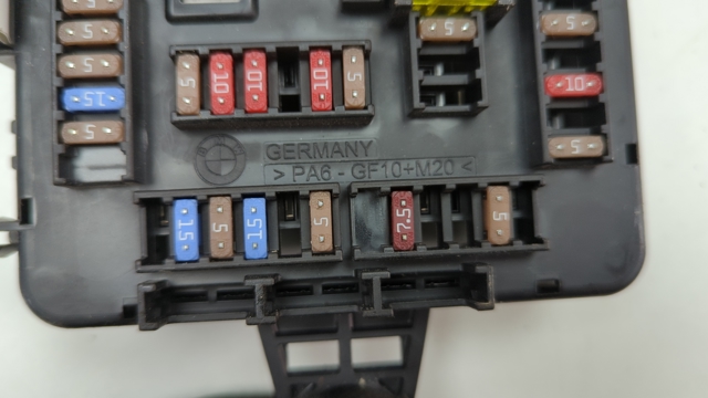 Блок предохранителей задний, салонный 61149259466 BMW