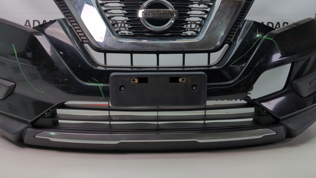 Центральная решетка переднего бампера Nissan X-Trail