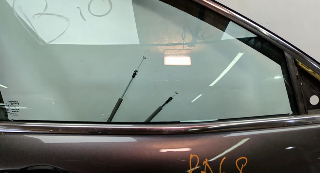 Уплотнитель стекла двери передней правой внешний (планка) 68142972AC CHRYSLER