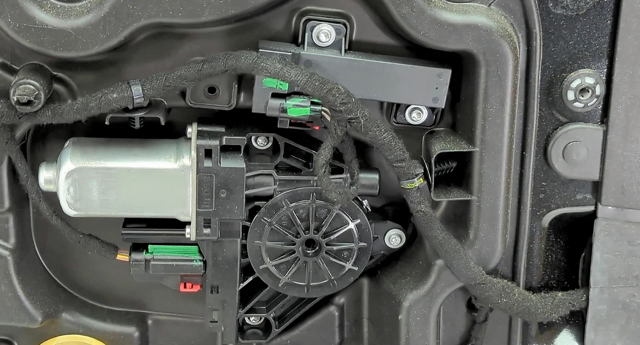 Мотор стеклоподъемника двери задней, правой 68227366AA CHRYSLER